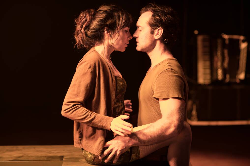 OnScreen: Halina Reijn and Jude Law in Obsession at the Barbican Theatre. Photo by Jan Versweyveld.