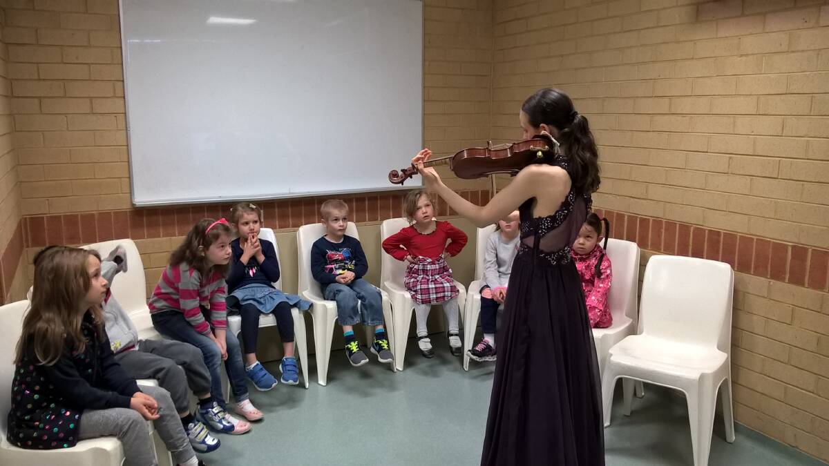 On August 12 Linda Gilbert gave a violin demonstration and mini recital at the Mozaika School for Russian-speaking children and their parents in Perth. "Meeting and playing for them all was an absolute delight, especially as it was a chance to communicate in Russian which I am able to speak fluently."