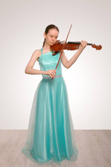 Violinist Linda Gilbert. Photo: Modnoe Foto.

