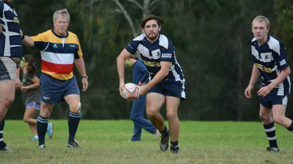  Manning Ratz halfback Chris Fitzsimmons looks for support during the clash against Gloucester at Taree Rugby Park.