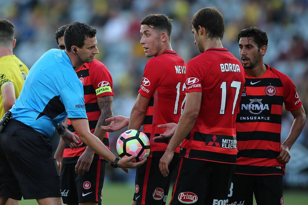 Highlights from the round nine A-League match between Central Coast Mariners and Western Sydney Wanderers at Central Coast Stadium on December 3. Photos: Ashley Feder/Getty Images