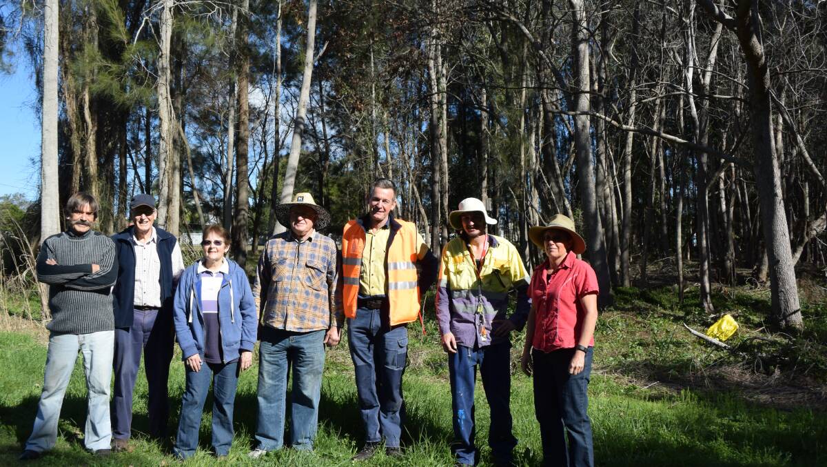 Members of Friends of Browns Creek, Manning Landcare and Work for the Dole supervisor Damien Stackman. 