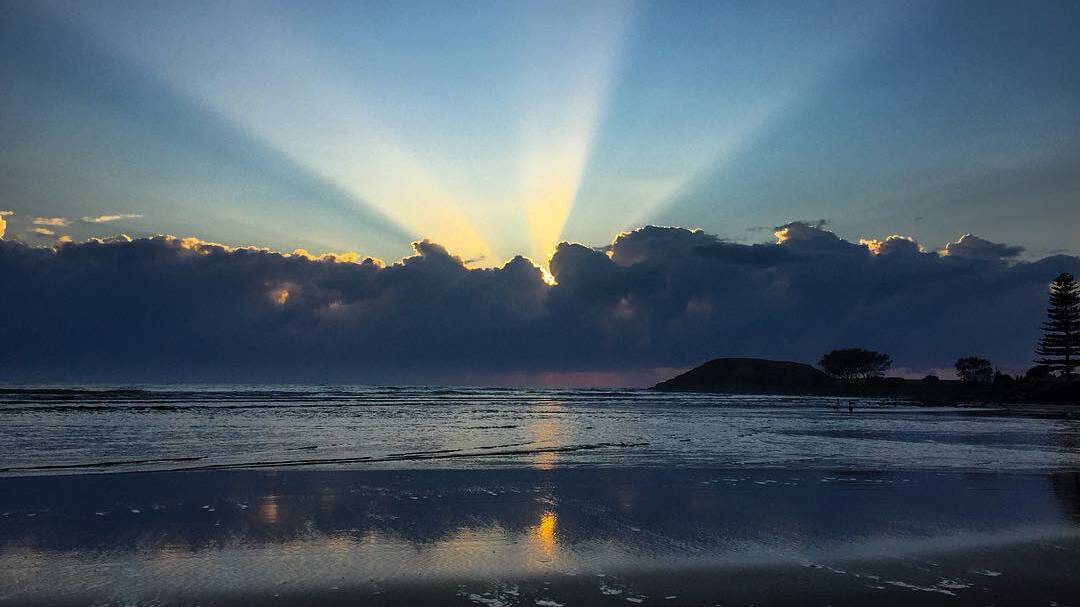 Nature announcing the dawn of a new day #crescenthead #crescentheadbeach #crescentheadnsw #killickcreek #midnorthcoastnsw #midnorthcoast Photo by @summersunryse
