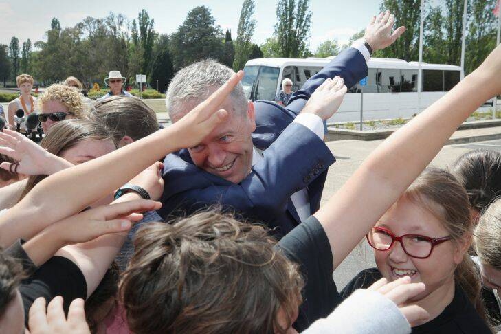 Opposition Leader Bill Shorten dabbed with schoolchildren from Norfolk Island at outside Old Parliament House Canberra on Thursday 19 October 2017. Fedpol. Photo: Andrew Meares 