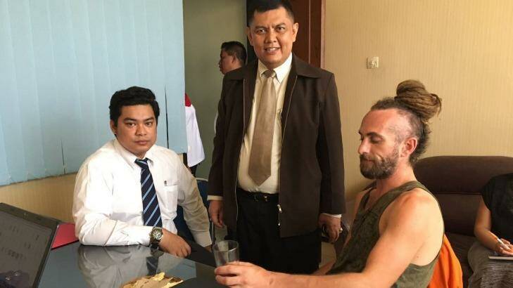 David Taylor, right, with lawyers Yan Erick Sihombing, left, and Haposan Sihombing in Denpasar. Photo: Supplied