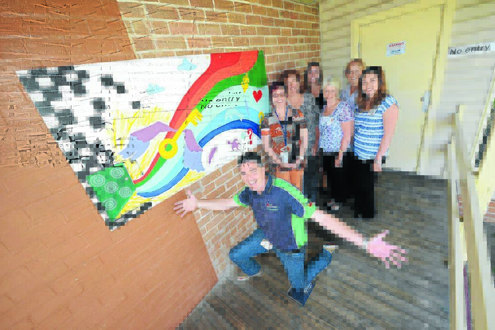 Come meet the team at the cottage: Damien, Jo, Jenny, Jennifer, Julie, Vicki and Kelly with Manning Hospital s Drug and Alcohol Services cottage's new mural.