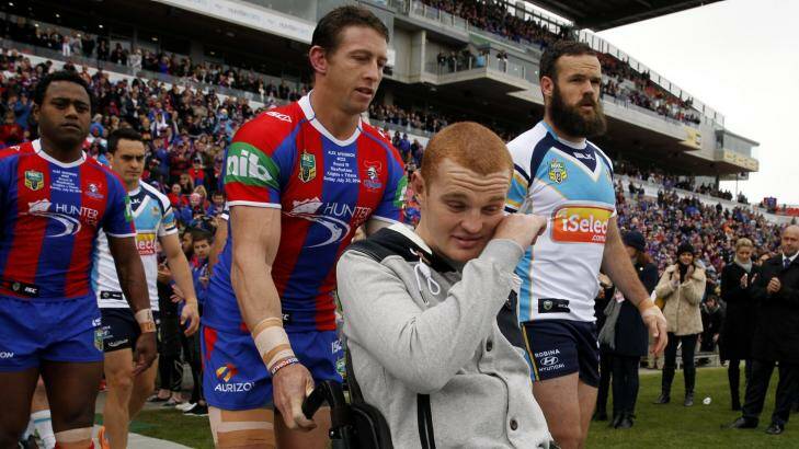Mark of respect: Kurt Gidley helps Alex McKinnon onto the field for the Rise For Alex round. Photo: Jonathan Carroll