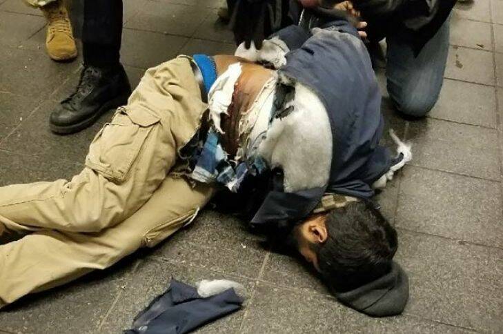 Four police officers wrestled with NYC bomb suspect as he pulled out a phone