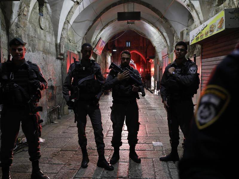 An Israeli security guard has died of wounds suffered in a stabbing attack in Jerusalem's Old City.
