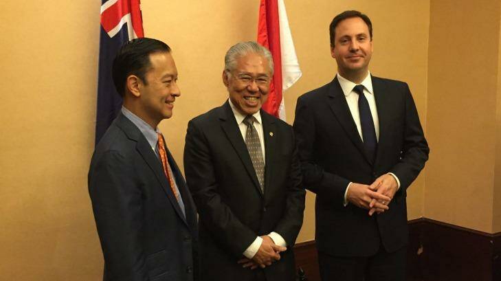 Australian Trade Minister Steve Ciobo (right), meets with former Indonesian trade minister Thomas Lembong (left) and new Trade Minister Enggartiasto Lukita (centre) in Jakarta. Photo: Jewel Topsfield