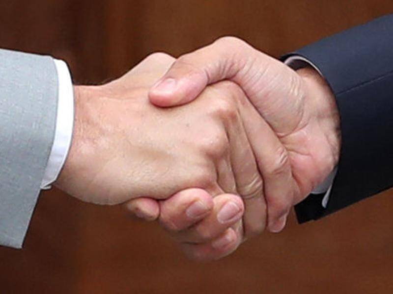 British scientists say a weak handshake could be an early sign of a failing heart.