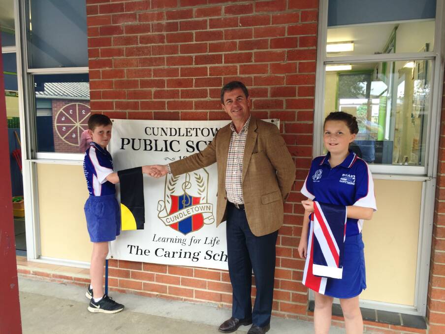 Dr Gillespie presented Cundletown Public School leaders Jack Whyte and Makayla Dewhurst with new Australian and Aboriginal flags. 