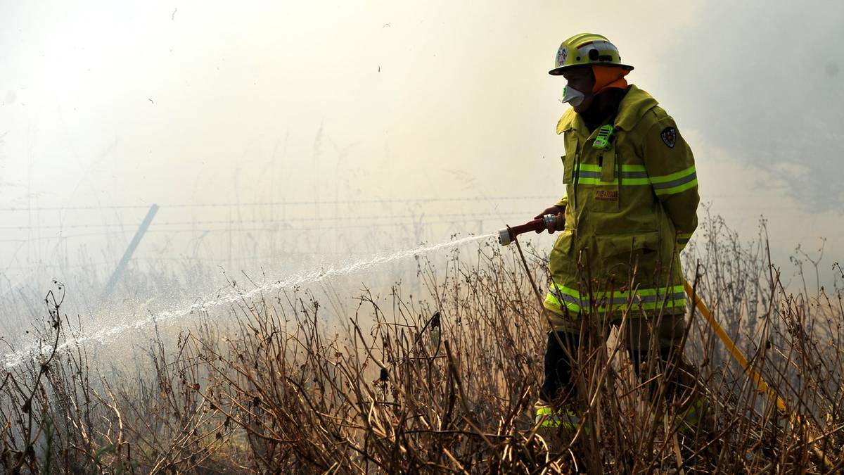 WAGGA WAGGA: Firefighters performing a fire hazard reduction burn-off at Rocky Hill Reserve, Junee. Picture: Alastair Brook