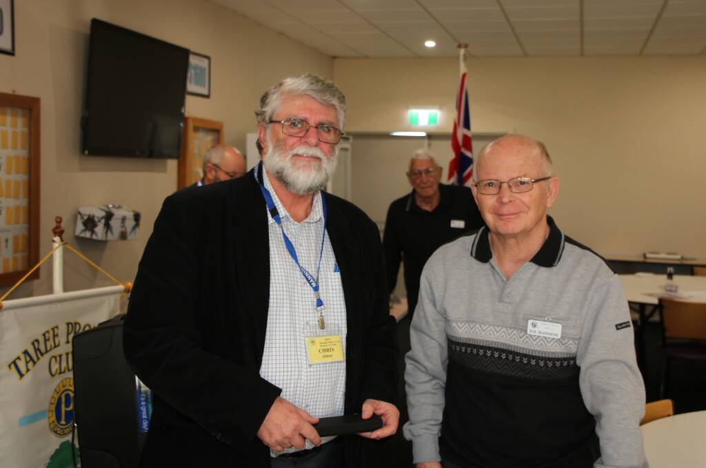 Guest speaker, Chris Abbott, from Manning Valley U3A, being thanked by Taree Probus Club member Bob Beardmore.