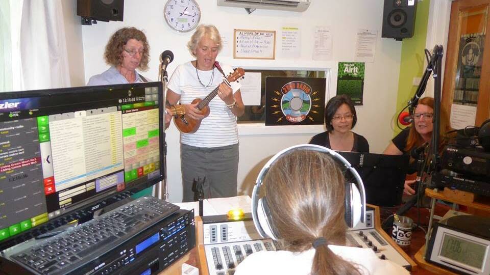 Music group In Accord join Leslie Moore in studio at 2BOB for International Women’s Day.