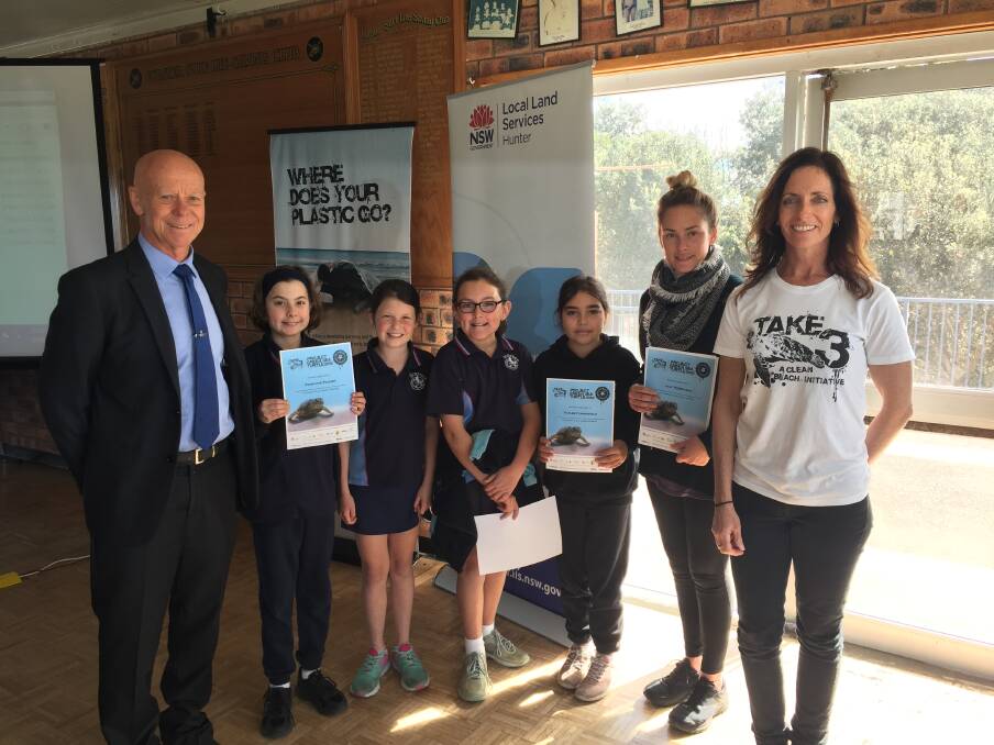 Forster Public School representatives with mayor, David West and Take 3 For the Sea co-founder and education manager, Amanda Marechal.