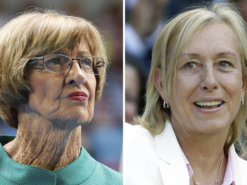 Martina Navarilova (r) has apologised for breaching protocol with her Margaret Court protest.