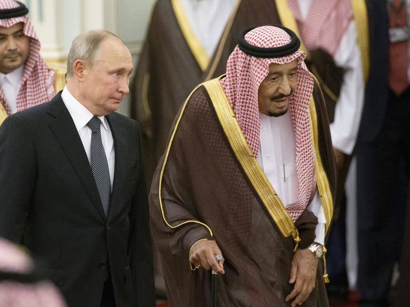 Russian President Vladimir Putin (l) has met with Saudi Arabia's King Salman in Riyadh.