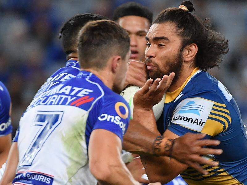 Parramatta's Isaiah Papali'i (r) has signed a three-year deal with Wests Tigers, starting in 2023.