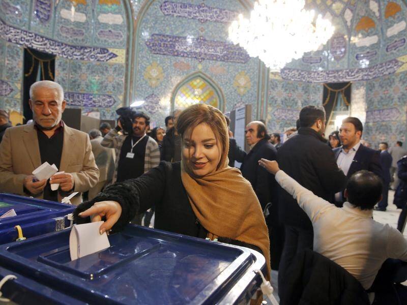 Early results for Iran's parliamentary elections have favoured loyalist hardliners.