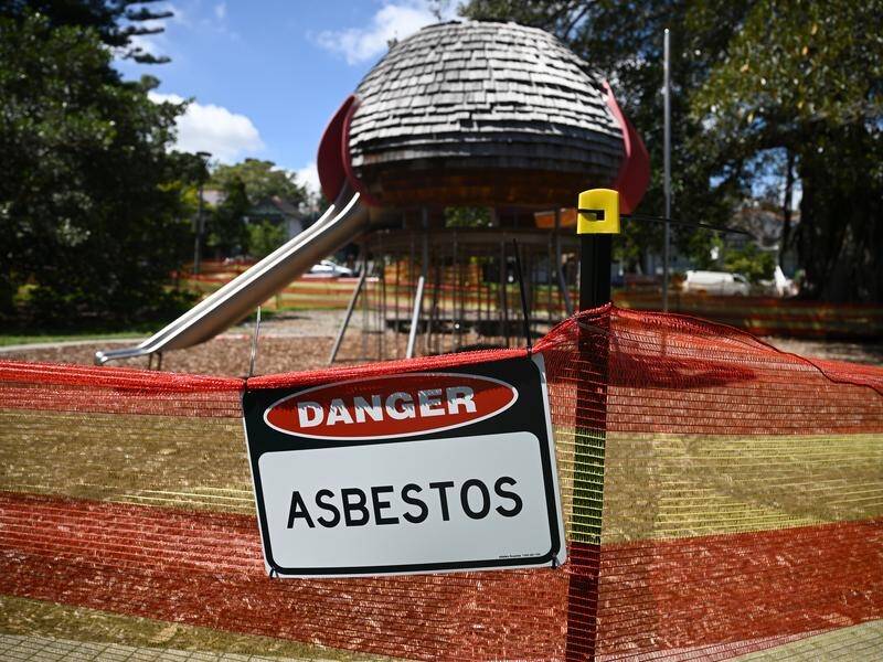 NSW authorities have ended a tracing investigation to identify sites of asbestos-tainted mulch. (Dan Himbrechts/AAP PHOTOS)