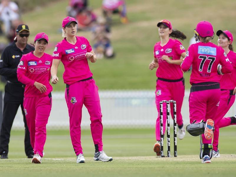 Ellyse Perry (3L) has hurt her shoulder in the Sydney Sixers' WBBL loss to the Melbourne Renegades.