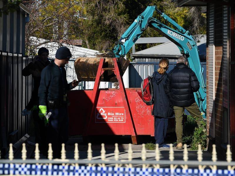 A backyard dig has failed to find any trace of missing Melbourne woman Veronica Green.