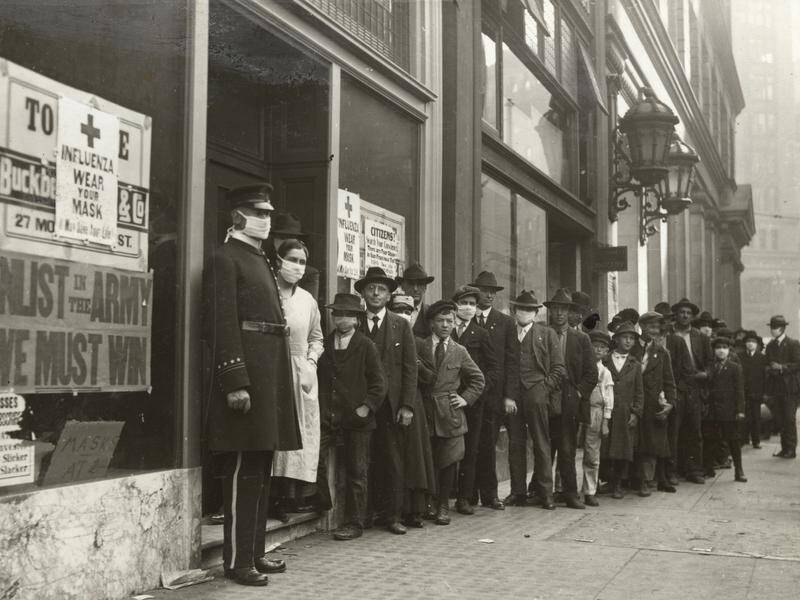 People queue for masks in San Francisco in 1918.