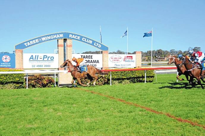 Andrew Gibbons steers Round’n’rounditgos to the line on the opening day of the Taree Cup Carnival. The winner is trained in Newcastle by Kris Lees.
